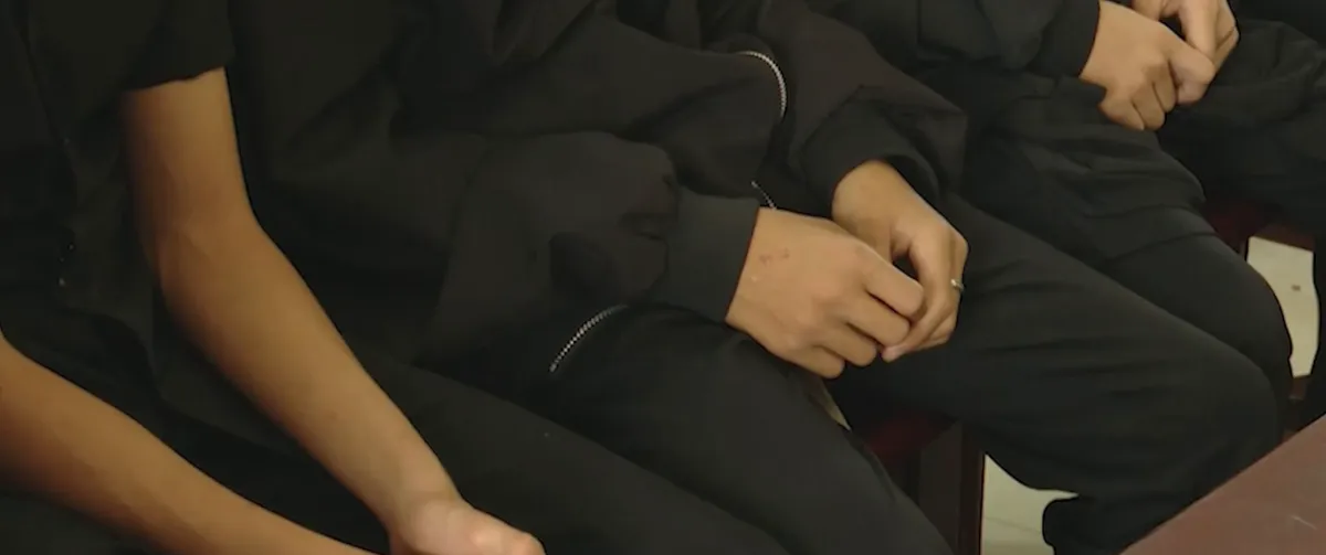 Cảnh b&aacute;o t&igrave;nh trạng n&eacute;m đ&aacute; v&agrave;o c&aacute;c phương tiện đang lưu th&ocirc;ng- Ảnh 2.