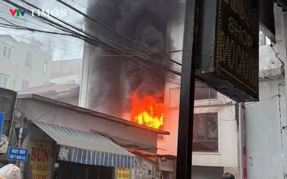 Cháy nhà chuyên sản xuất rèm, màn tại ngõ 218, đường Lĩnh Nam. Ảnh: Quốc Hưng