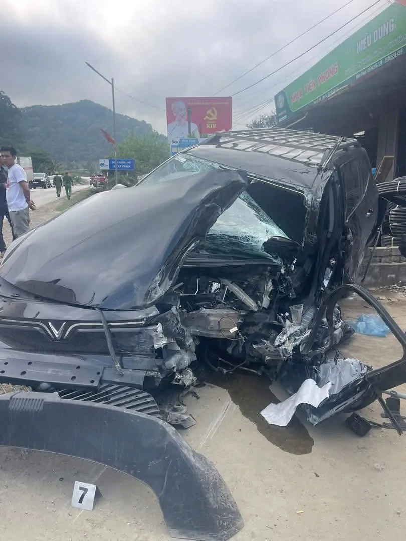 Ô tô con biến dạng sau va chạm xe khách trên Quốc lộ 6 - Ảnh 2.