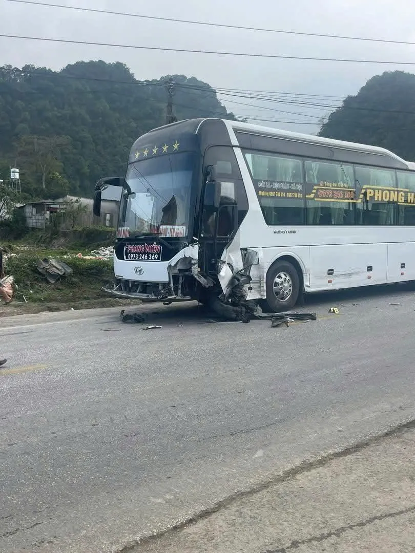 Ô tô con biến dạng sau va chạm xe khách trên Quốc lộ 6 - Ảnh 1.