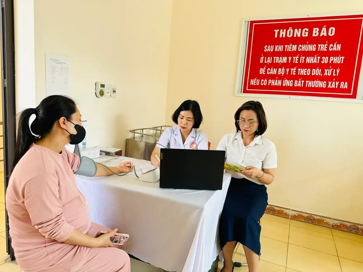 Quảng Ninh tăng cường giám sát chăm sóc sức khỏe bà mẹ và trẻ em tại tuyến cơ sở- Ảnh 1. Quảng Ninh tăng cường giám sát chăm sóc sức khỏe bà mẹ và trẻ em tại tuyến cơ sở- Ảnh 1.