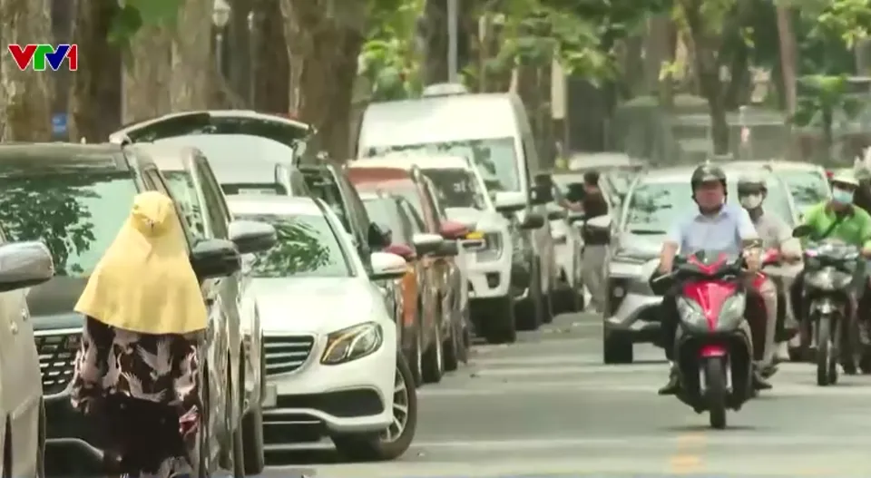 TP Hồ Ch&iacute; Minh thiếu trầm trọng b&atilde;i giữ xe, hơn 12,7 triệu phương tiện &ldquo;kh&aacute;t'' chỗ đậu- Ảnh 1.