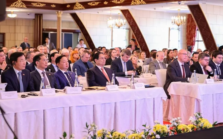 Thủ tướng Chính phủ Phạm Minh Chính, Phó Thủ tướng Chính phủ Trần Hồng Hà; Phó Thủ tướng Chính phủ Bùi Thanh Sơn cùng các đại biểu dự Diễn đàn doanh nghiệp Việt Nam – Liên bang Nga - Ảnh: VGP/Nhật Bắc