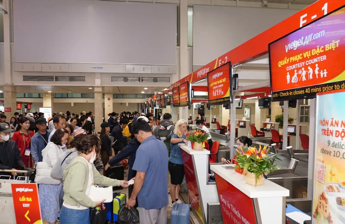 Bão giá nhiên liệu và xung đột địa chính trị: Hàng không Việt chật vật giải bài toán chi phí - Ảnh 2.