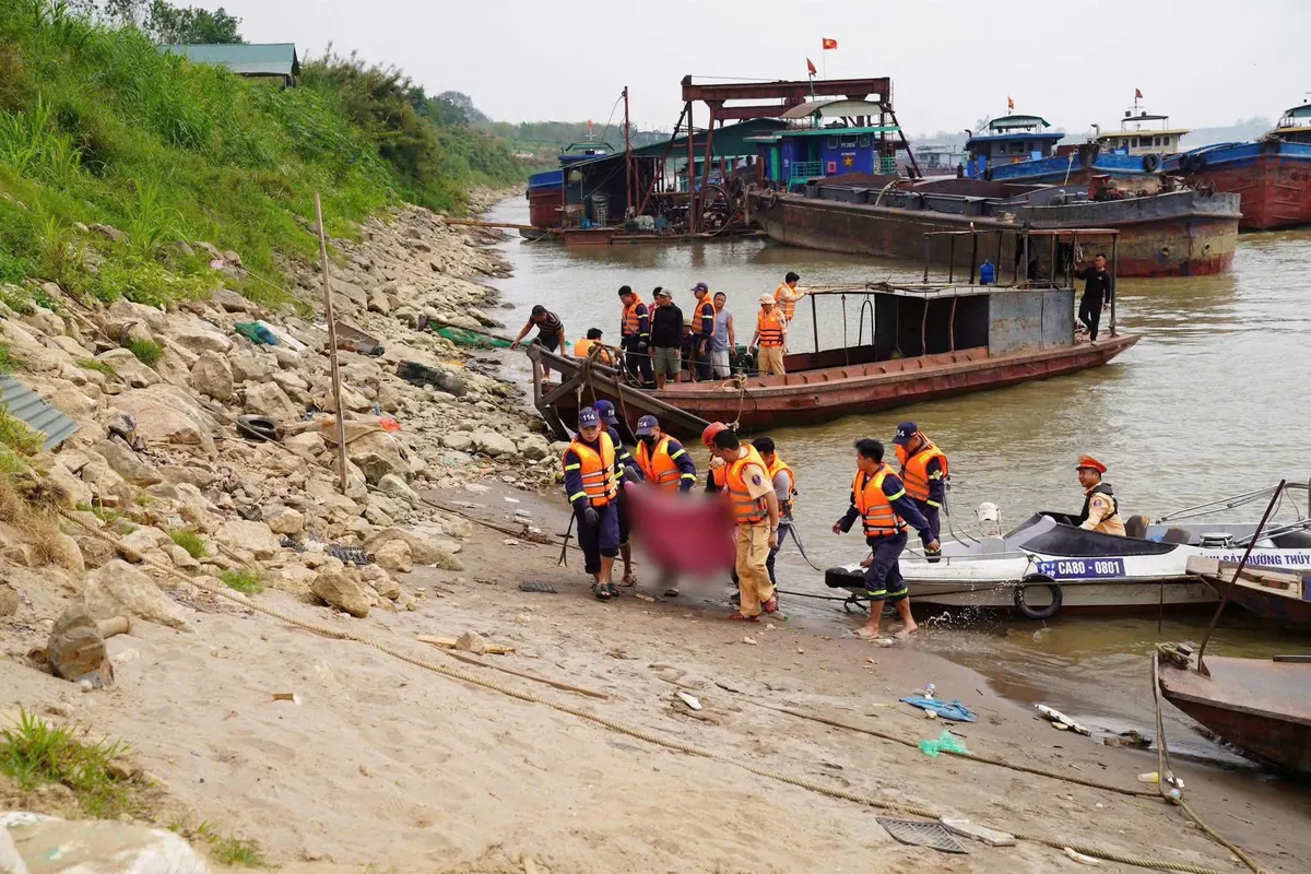 Ch&igrave;m t&agrave;u c&aacute;t tr&ecirc;n s&ocirc;ng Hồng đoạn qua Ph&uacute; Thọ, 1 người tử vong, 1 mất t&iacute;ch - Ảnh 6.