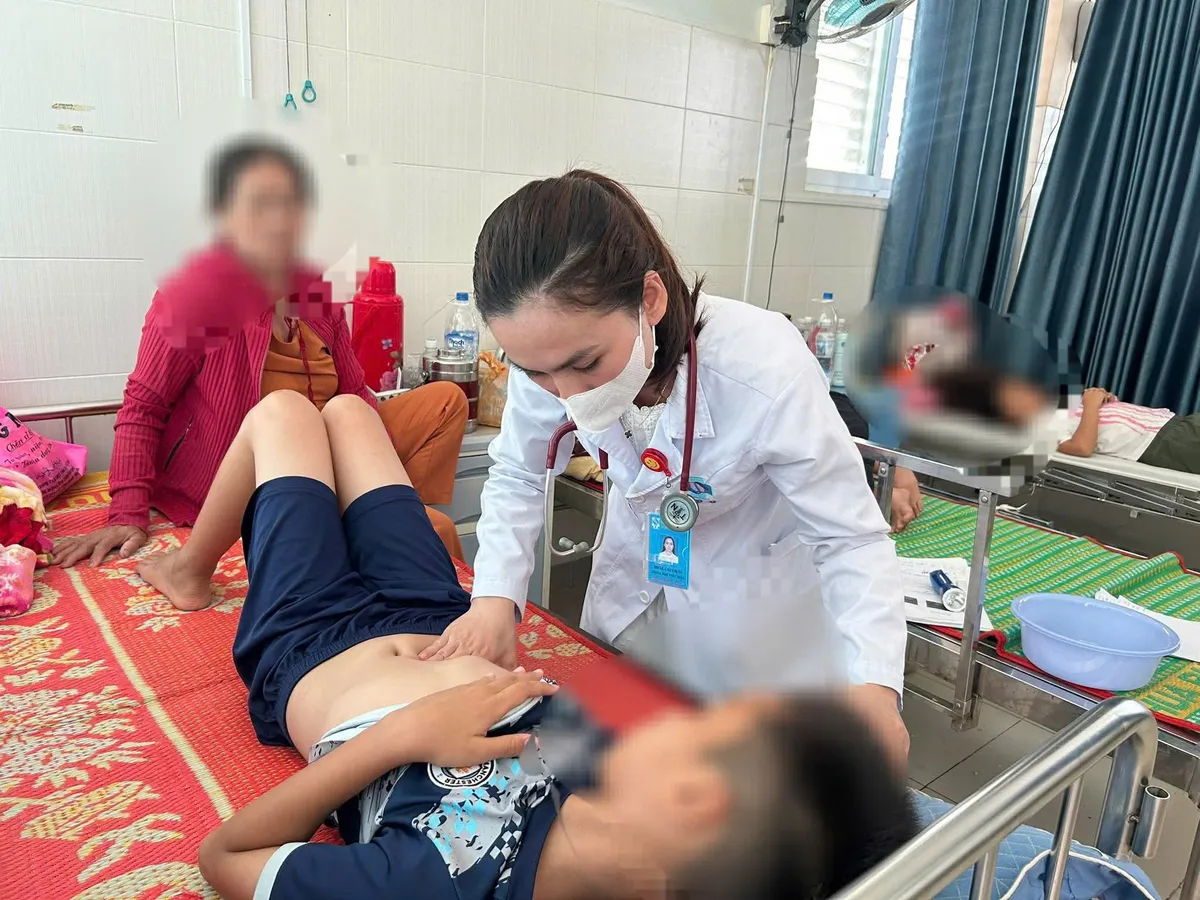 Quảng Ngãi: Tạm dừng cơ sở bánh mì nghi gây ngộ độc - Ảnh 1.