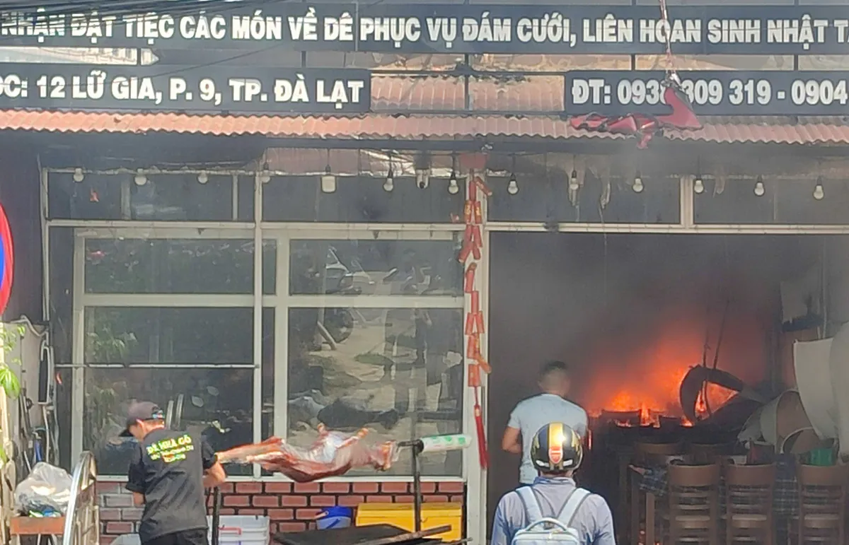 Ch&aacute;y qu&aacute;n nhậu tại Đ&agrave; Lạt, 5 nh&acirc;n vi&ecirc;n kịp thời tho&aacute;t nạn - Ảnh 1.