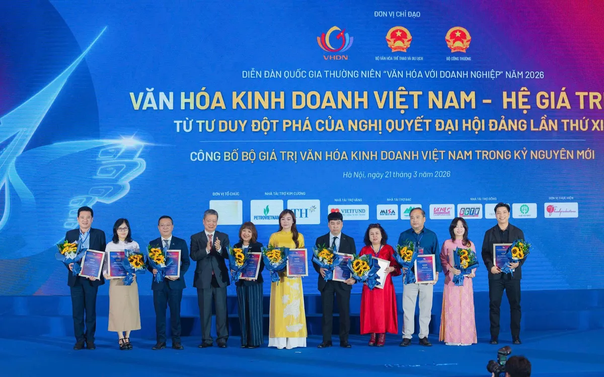 Chủ tịch VIETFUND, Mr Daniel Nguyễn (ngoài cùng bên trái) nhận bằng khen – vinh danh Nhà tài trợ Vàng.