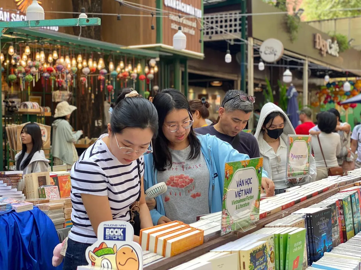 Đường s&aacute;ch TP Hồ Ch&iacute; Minh: Doanh thu kỷ lục v&agrave; nỗi lo mất "chất"- Ảnh 1.