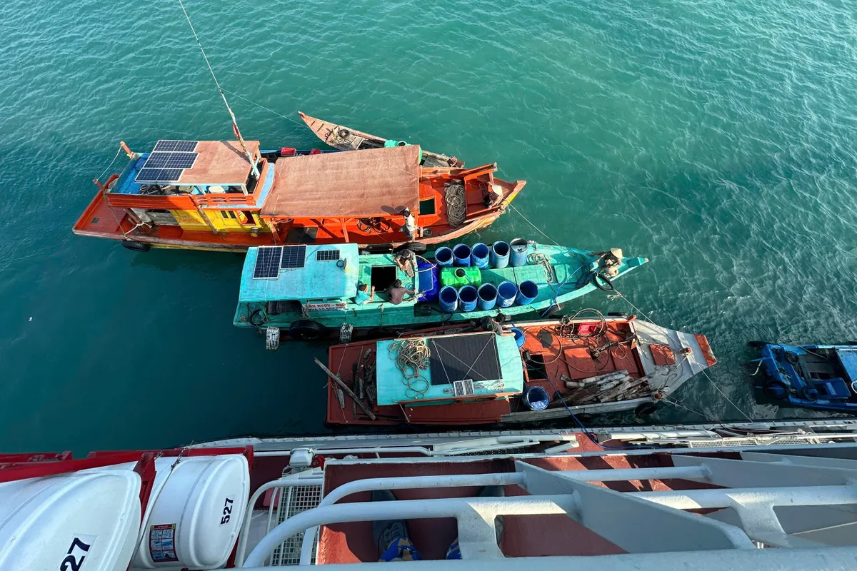 V&ugrave;ng 5 Hải qu&acirc;n cấp nước ngọt miễn ph&iacute; cho người d&acirc;n đảo H&ograve;n Chuối - Ảnh 3.