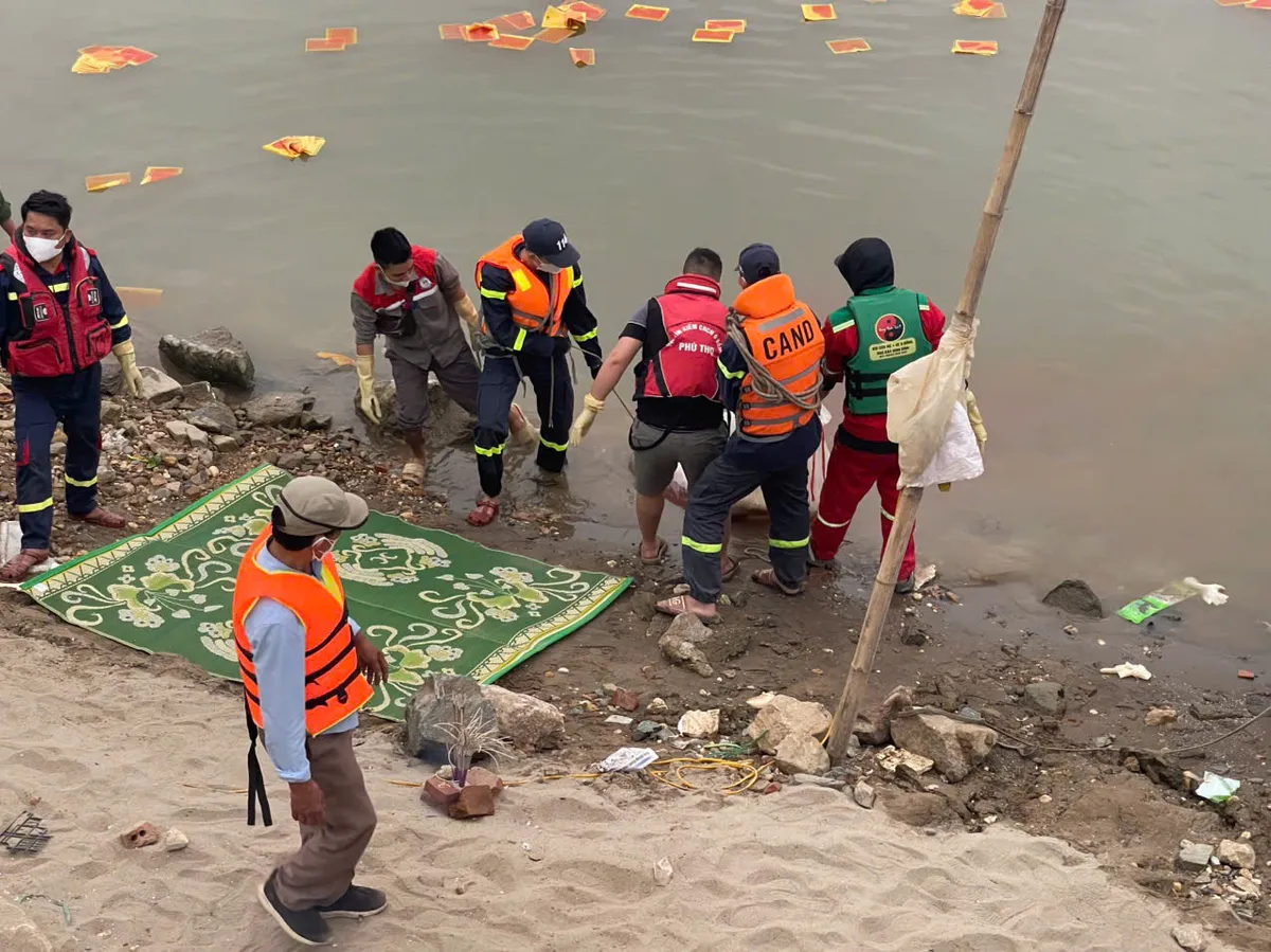 T&igrave;m thấy thi thể nạn nh&acirc;n thứ hai trong vụ ch&igrave;m t&agrave;u tr&ecirc;n s&ocirc;ng Hồng - Ảnh 2.