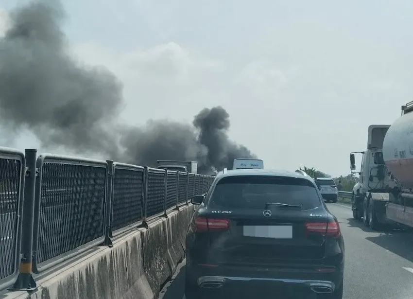 Xe container bốc ch&aacute;y ng&ugrave;n ngụt tr&ecirc;n cao tốc Trung Lương - Mỹ Thuận - Ảnh 3.