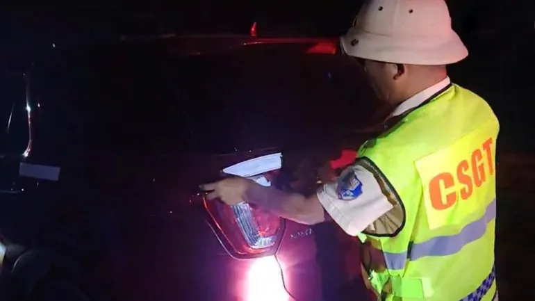 Dừng xe sai quy định trên cao tốc để ngủ, tài xế và chủ xe bị phạt 77 triệu đồng - Ảnh 2.