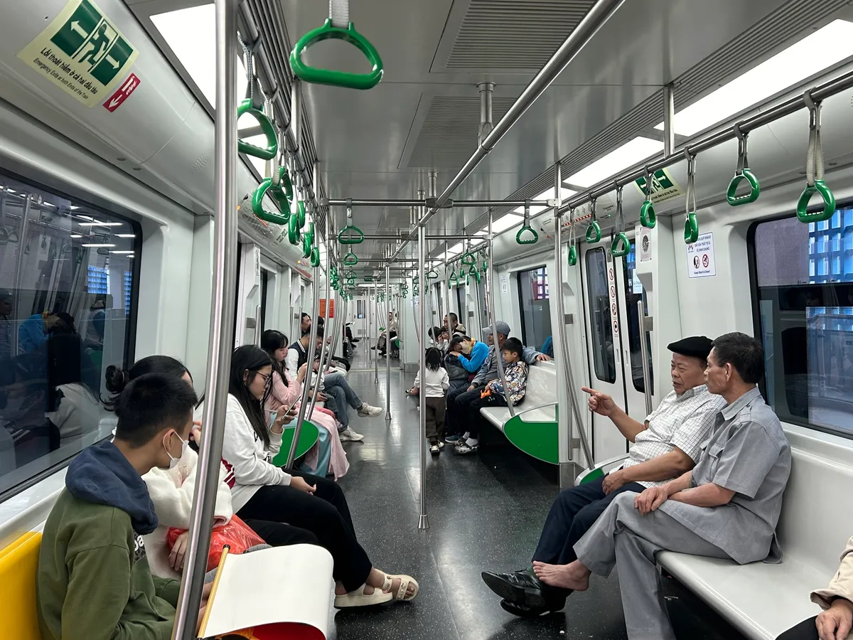 Biến động gi&aacute; xăng dầu, nhiều người thay đổi th&oacute;i quen đi lại - Ảnh 4.