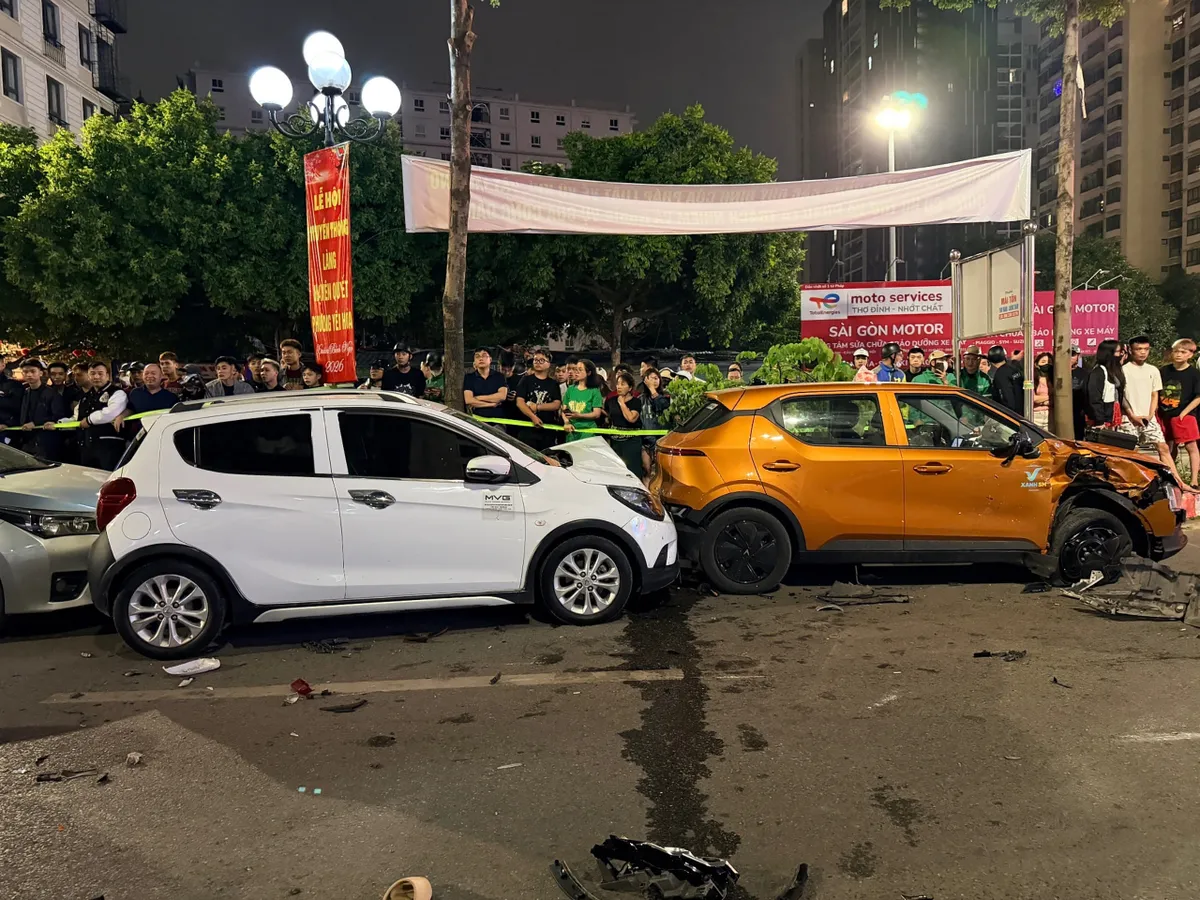 Tài xế xe Lexus ngủ gật, gây tai nạn liên hoàn trên phố Trung Kính (Hà Nội) - Ảnh 2.