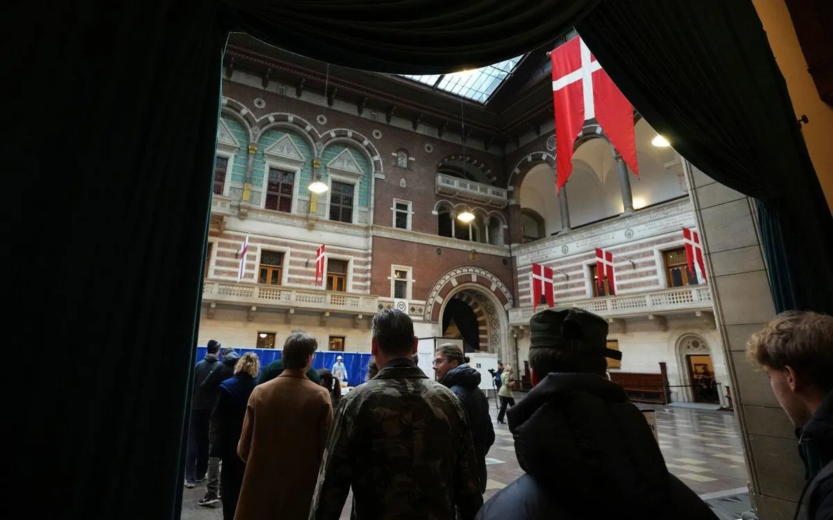 Người dân xếp hàng nhận phiếu bầu tại một điểm bỏ phiếu ở Tòa thị chính Copenhagen, Đan Mạch, ngày 24/3/2026 (Ảnh: AP)