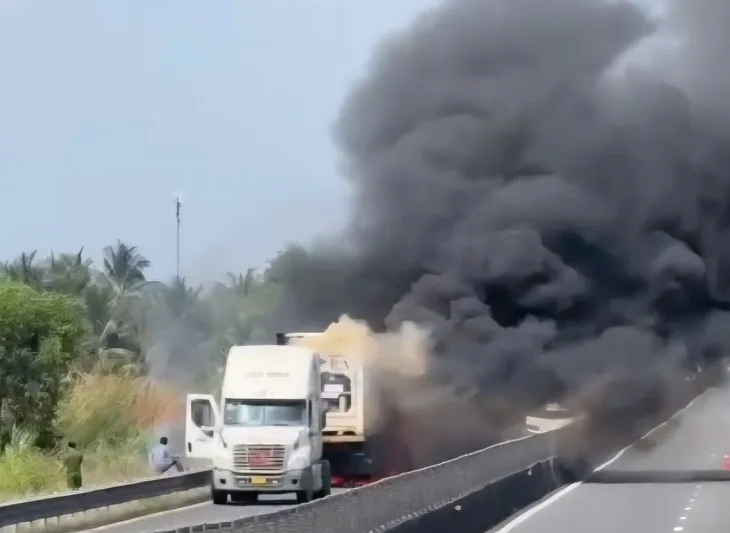 Xe container bốc ch&aacute;y ng&ugrave;n ngụt tr&ecirc;n cao tốc Trung Lương - Mỹ Thuận - Ảnh 1.