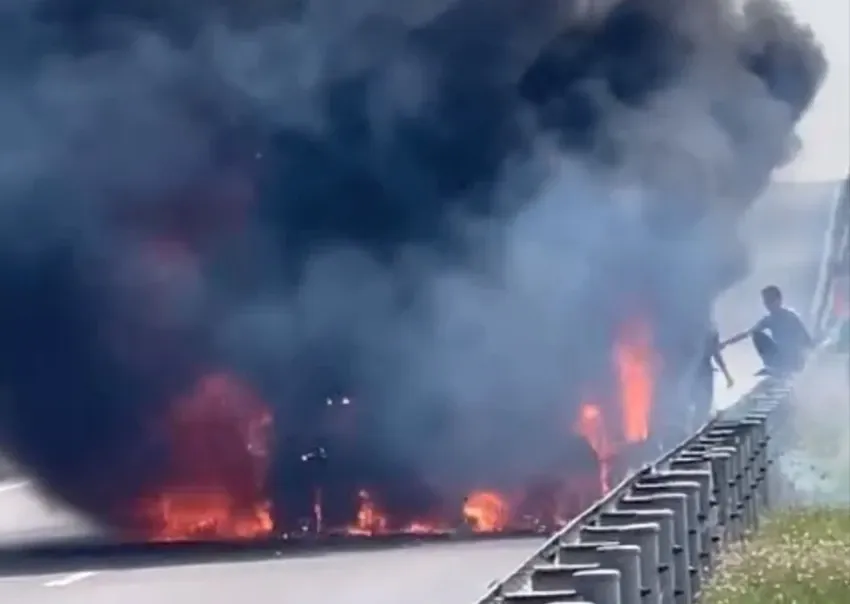 Xe container bốc ch&aacute;y ng&ugrave;n ngụt tr&ecirc;n cao tốc Trung Lương - Mỹ Thuận - Ảnh 2.