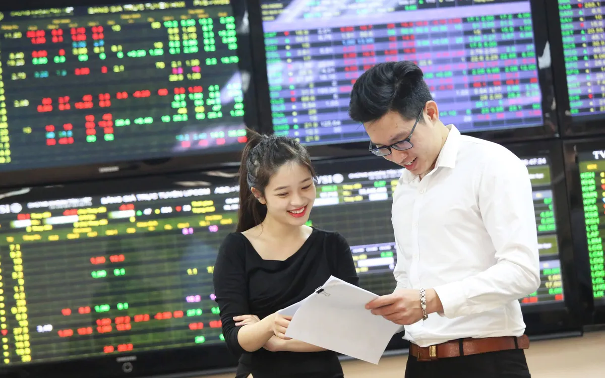 VN-Index bứt phá hơn 43 điểm, thị trường phủ sắc xanh rộng khắp