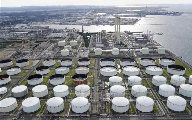 Bể chứa dầu tại nhà máy khai thác dầu ở Ichihara, tỉnh Chiba, miền đông Nhật Bản. Ảnh tư liệu: Kyodo/ TTXVN