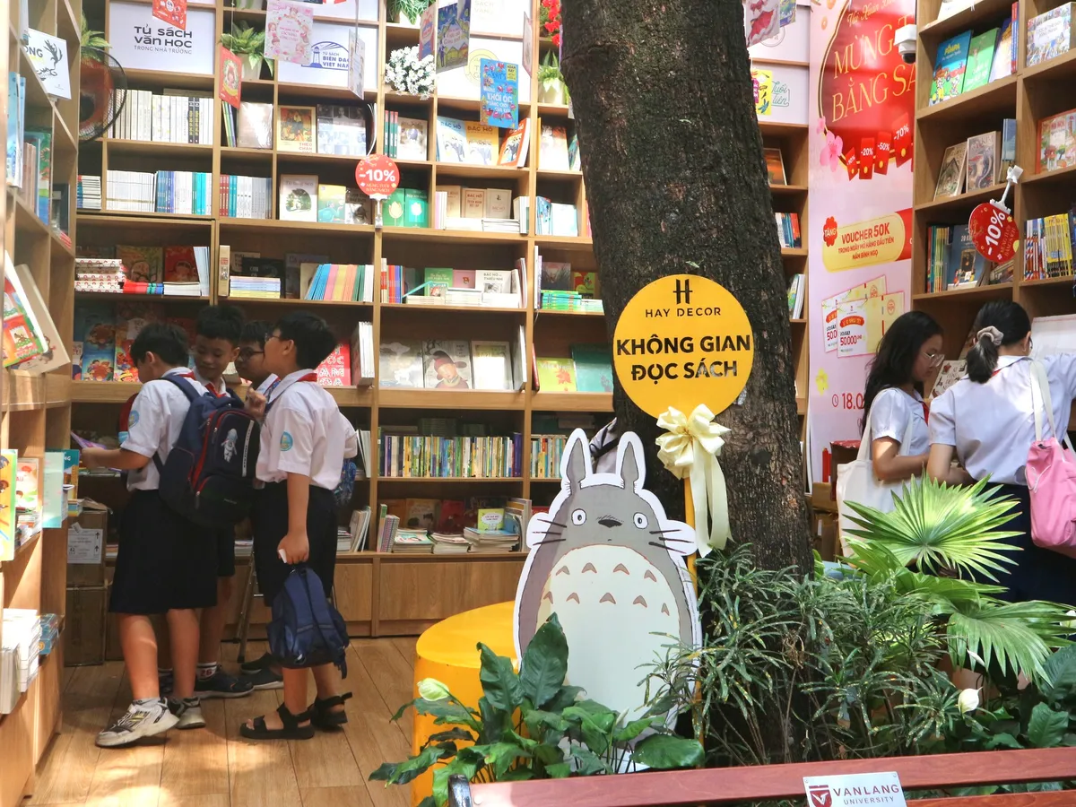 Đường s&aacute;ch TP Hồ Ch&iacute; Minh: Doanh thu kỷ lục v&agrave; nỗi lo mất "chất"- Ảnh 2.