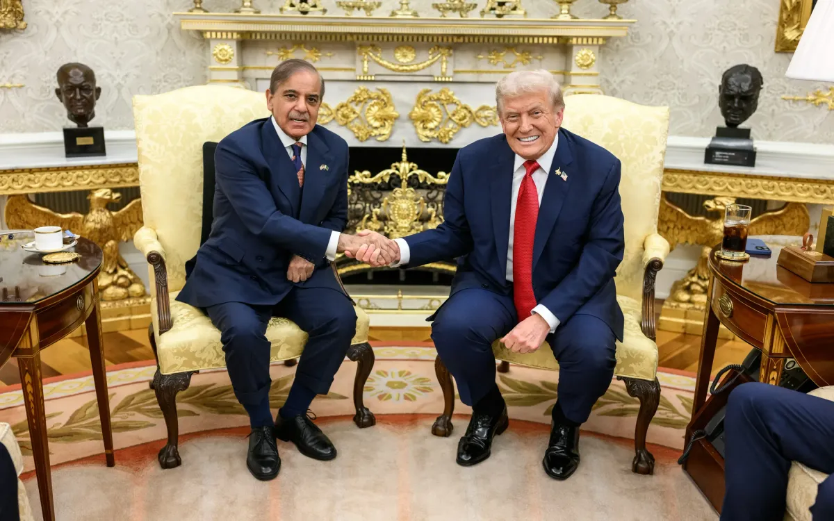 Tổng thống Mỹ Donald Trump bắt tay Thủ tướng Pakistan Shehbaz Sharif trong một cuộc hội đàm tại Nhà Trắng (Ảnh: White House)