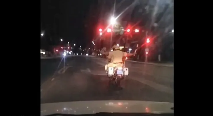 CSGT Tây Ninh hú còi mở đường, đưa người phụ nữ nghi bị tai biến đi cấp cứu kịp thời - Ảnh 1.