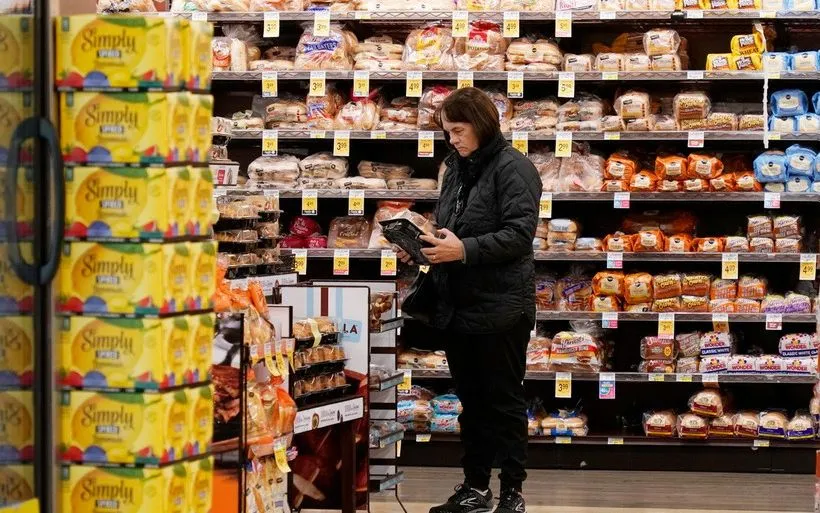 Người dân mua sắm tại siêu thị ở Millbrae, Mỹ. (Ảnh: THX/TTXVN)