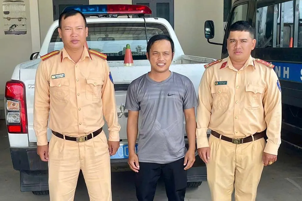 CSGT Tây Ninh hú còi mở đường, đưa người phụ nữ nghi bị tai biến đi cấp cứu kịp thời - Ảnh 2.