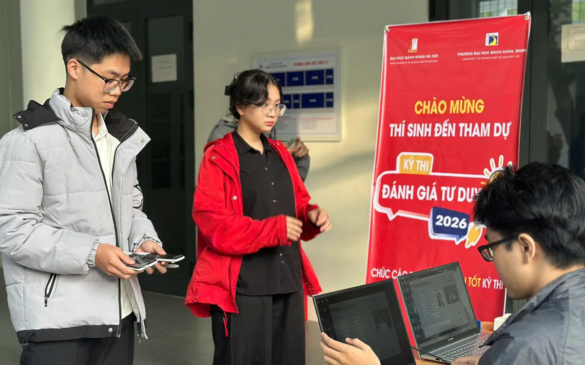 Thí sinh làm thủ tục dự thi TSA năm 2026 tại Hà Nội.