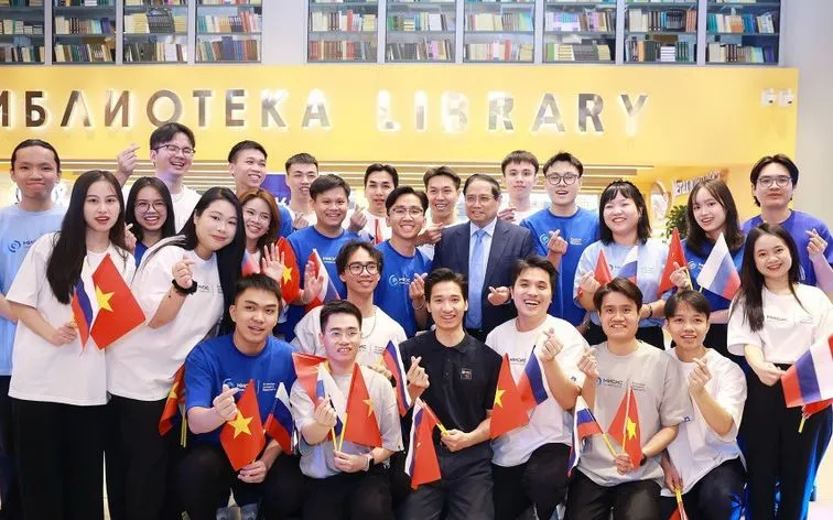 Thủ tướng Phạm Minh Chính với sinh viên Trường Đại học Quốc gia Khoa học và Công nghệ Moskva MISIS. (Ảnh: TTXVN)