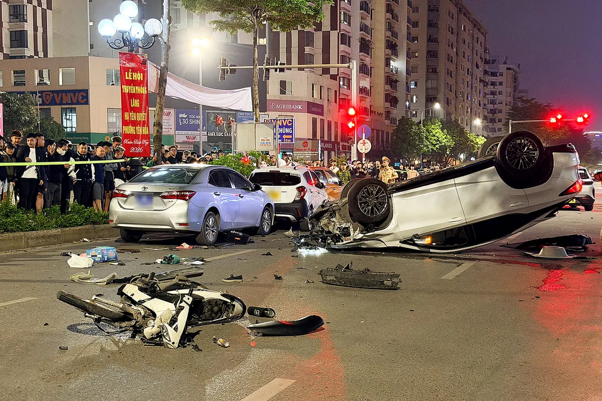 Tài xế xe Lexus ngủ gật, gây tai nạn liên hoàn trên phố Trung Kính (Hà Nội) - Ảnh 1.