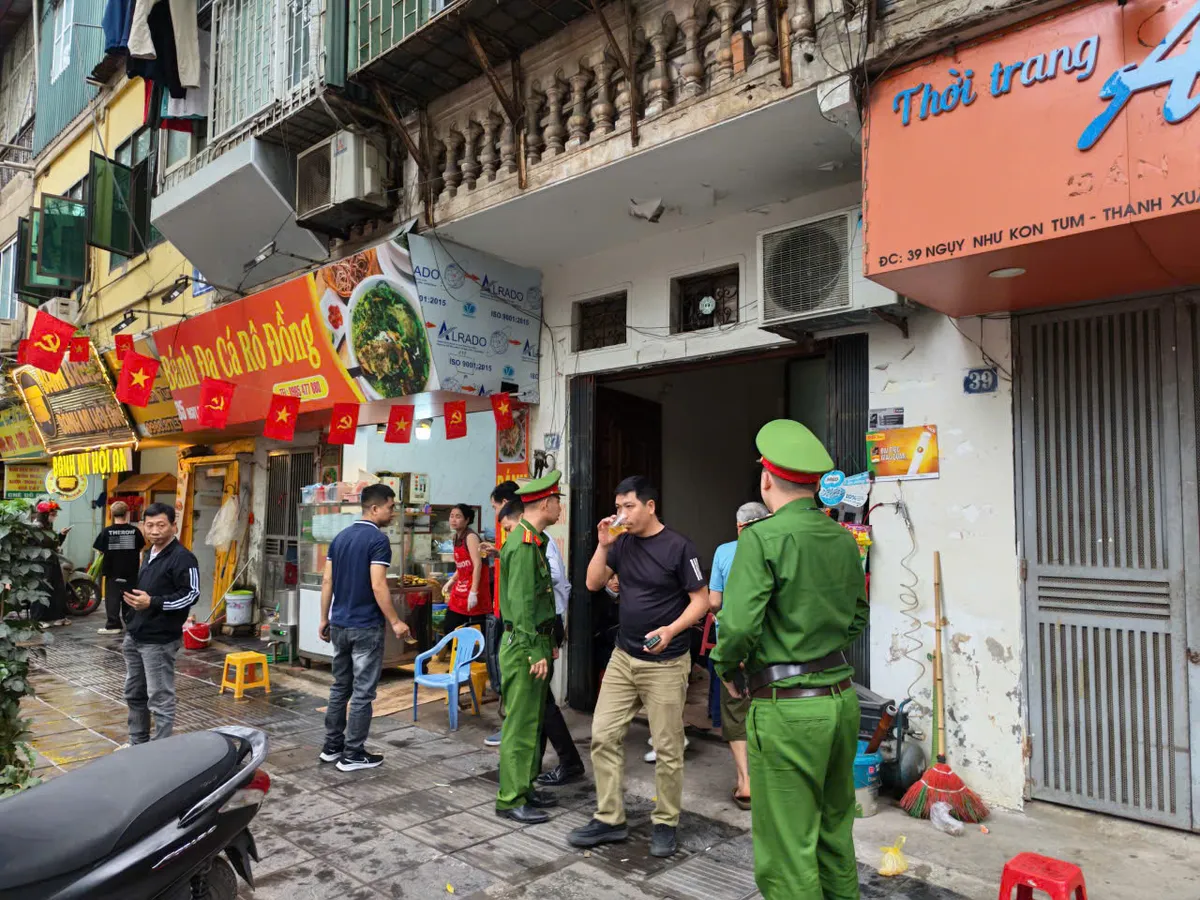 Xử l&yacute; nghi&ecirc;m c&aacute;c vi phạm lấn chiếm l&ograve;ng đường, vỉa h&egrave; - Ảnh 2.