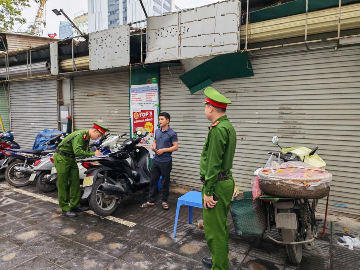 Xử l&yacute; nghi&ecirc;m c&aacute;c vi phạm lấn chiếm l&ograve;ng đường, vỉa h&egrave; - Ảnh 1.