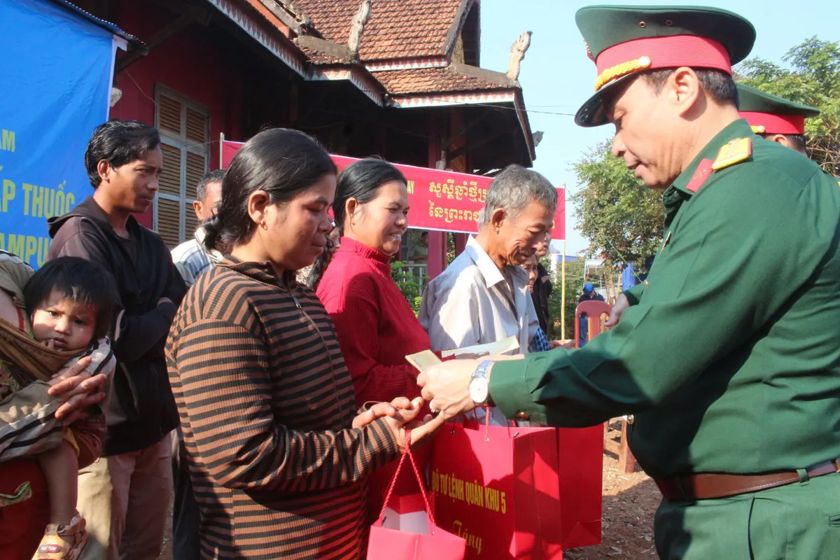 Quân khu 5 chăm sóc sức khỏe, sẻ chia cùng nhân dân Ratanakiri dịp Tết Chol Chnam Thmey - Ảnh 3.