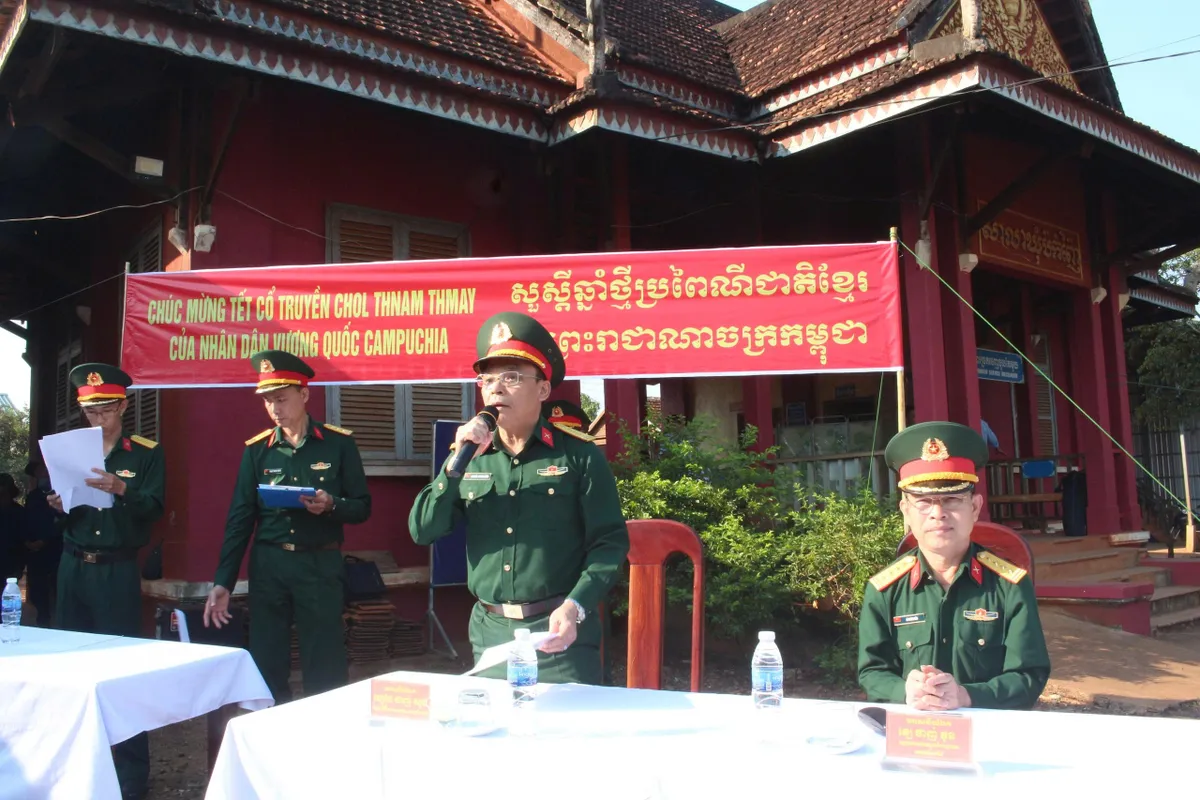 Quân khu 5 chăm sóc sức khỏe, sẻ chia cùng nhân dân Ratanakiri dịp Tết Chol Chnam Thmey - Ảnh 1.