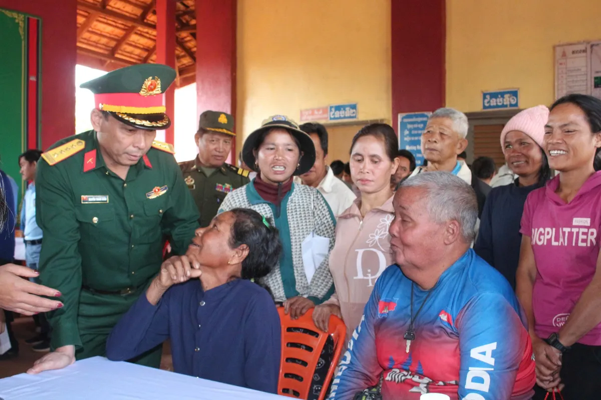 Quân khu 5 chăm sóc sức khỏe, sẻ chia cùng nhân dân Ratanakiri dịp Tết Chol Chnam Thmey - Ảnh 4.