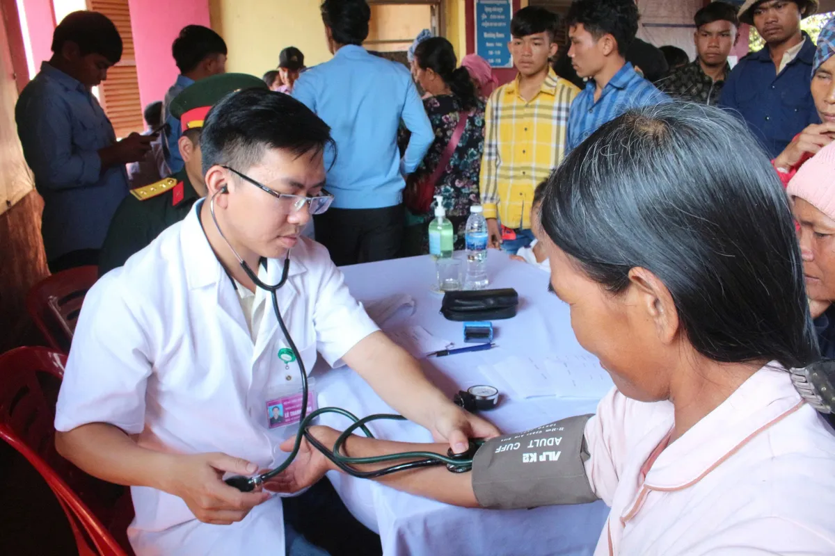 Quân khu 5 chăm sóc sức khỏe, sẻ chia cùng nhân dân Ratanakiri dịp Tết Chol Chnam Thmey - Ảnh 2.