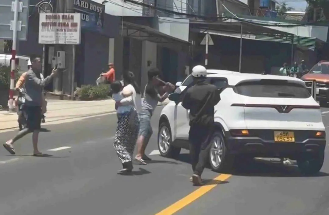 L&acirc;m Đồng: Tạm giữ thanh ni&ecirc;n đập ph&aacute; xe taxi tr&ecirc;n Quốc lộ 20 - Ảnh 1.