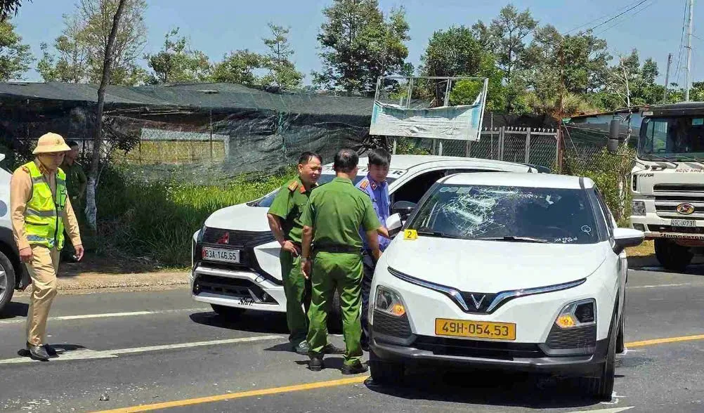 L&acirc;m Đồng: Tạm giữ thanh ni&ecirc;n đập ph&aacute; xe taxi tr&ecirc;n Quốc lộ 20 - Ảnh 2.