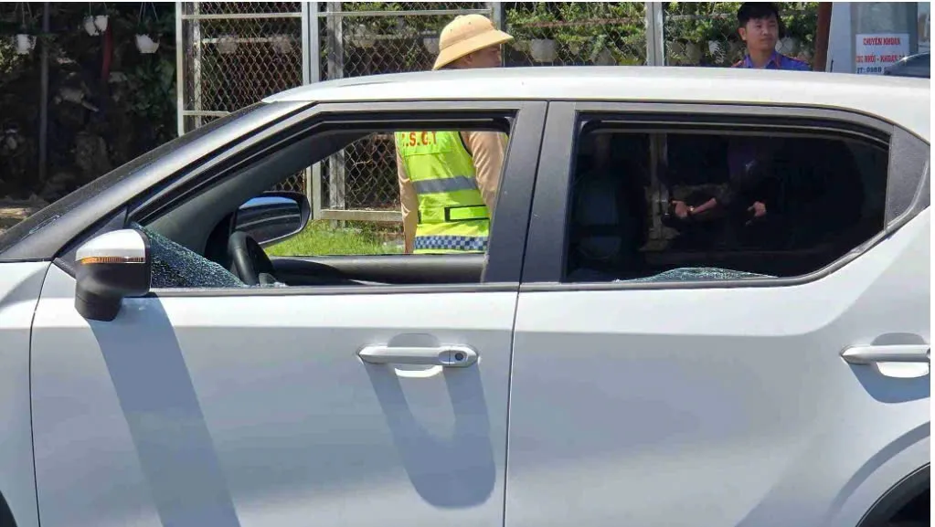 L&acirc;m Đồng: Tạm giữ thanh ni&ecirc;n đập ph&aacute; xe taxi tr&ecirc;n Quốc lộ 20 - Ảnh 3.