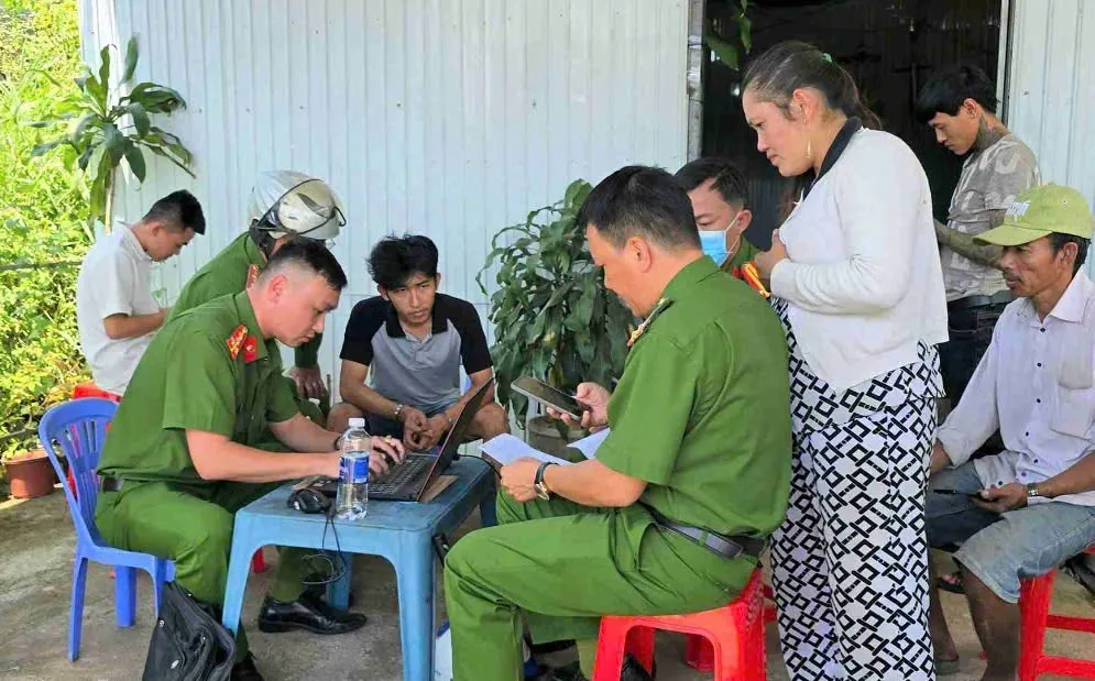 L&acirc;m Đồng: Tạm giữ thanh ni&ecirc;n đập ph&aacute; xe taxi tr&ecirc;n Quốc lộ 20 - Ảnh 4.