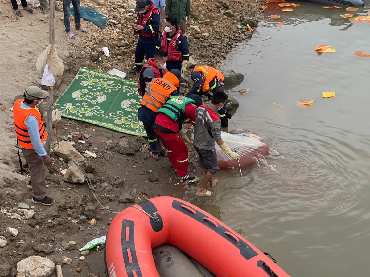 T&igrave;m thấy thi thể nạn nh&acirc;n thứ hai trong vụ ch&igrave;m t&agrave;u tr&ecirc;n s&ocirc;ng Hồng - Ảnh 1.