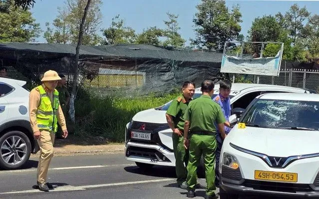 Tạm giữ đối tượng chặn đường, đập vỡ k&iacute;nh taxi chở vợ tại Bảo Lộc- Ảnh 1.