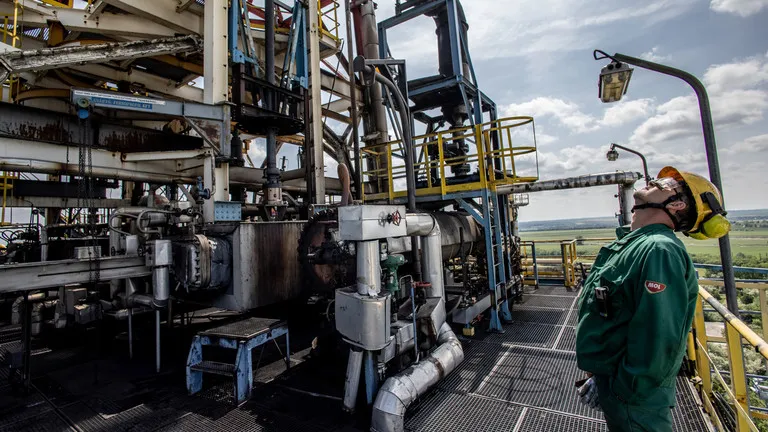 Hungary cắt nguồn cung khí đốt tự nhiên cho Ukraine - Ảnh 1.