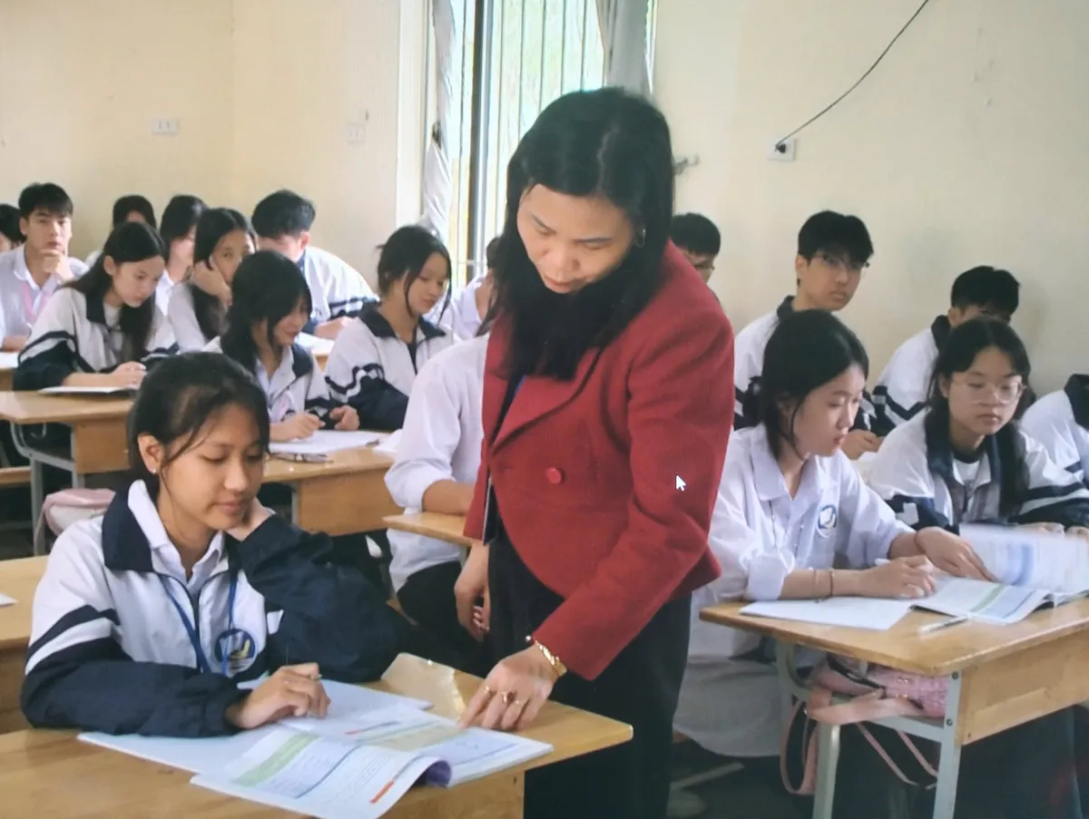 Nữ sinh ngh&egrave;o Th&aacute;i Nguy&ecirc;n v&agrave; h&agrave;nh tr&igrave;nh viết tiếp giấc mơ đến trường- Ảnh 1.