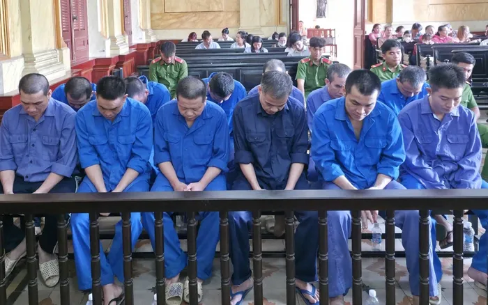 Nh&oacute;m bảo vệ "bảo k&ecirc;" xe qu&aacute; tải tại Khu C&ocirc;ng nghệ cao TPHCM lĩnh &aacute;n t&ugrave;- Ảnh 1.