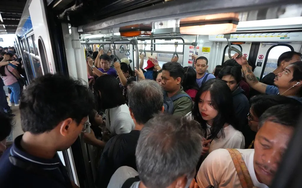 Philippines khuyến khích người dân sử dụng phương tiện công cộng nhằm tiết kiệm nhiên liệu (Ảnh: AP)