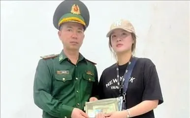 Nữ Hướng Dẫn Viên Nhận Lại Ví Có 18 Triệu Đồng Sau 1 Giờ Từ Chiến Sĩ Biên Phòng