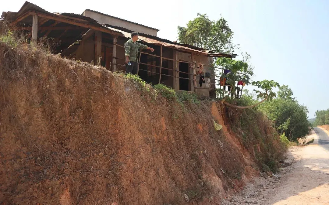 Phú Riềng: Nhà dân chênh cao sau khi hạ cốt nền đường